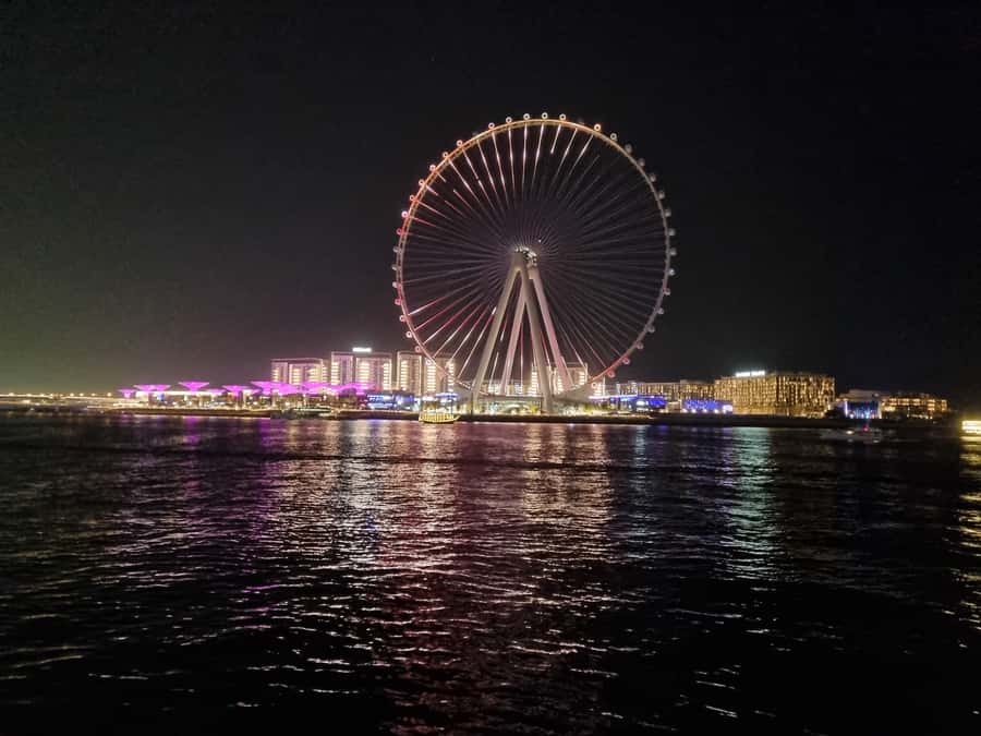 Dubai: Luxury Sightseeing Cruise with Food and Drinks - The crew and the mood on board