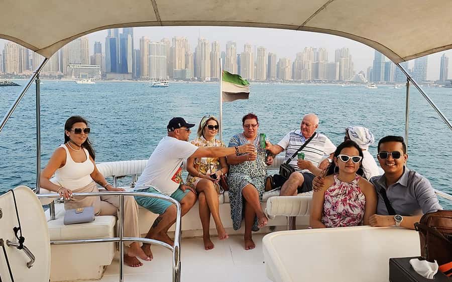 Dubai: Luxury Sunset Yacht Tour with Snacks and Drinks - Food, Drinks, and Onboard Atmosphere