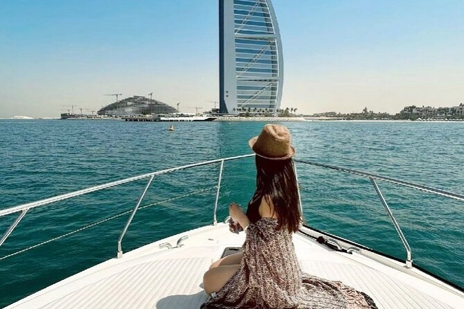 Dubai Luxury Yacht Tour with Live BBQ & Drinks - Palm Jumeirah from the sea