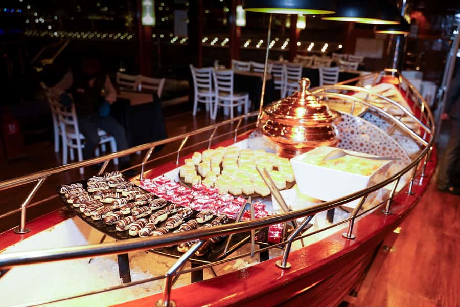 Dubai: Marina Luxury Dhow Dinner Cruise - Music and the shared atmosphere