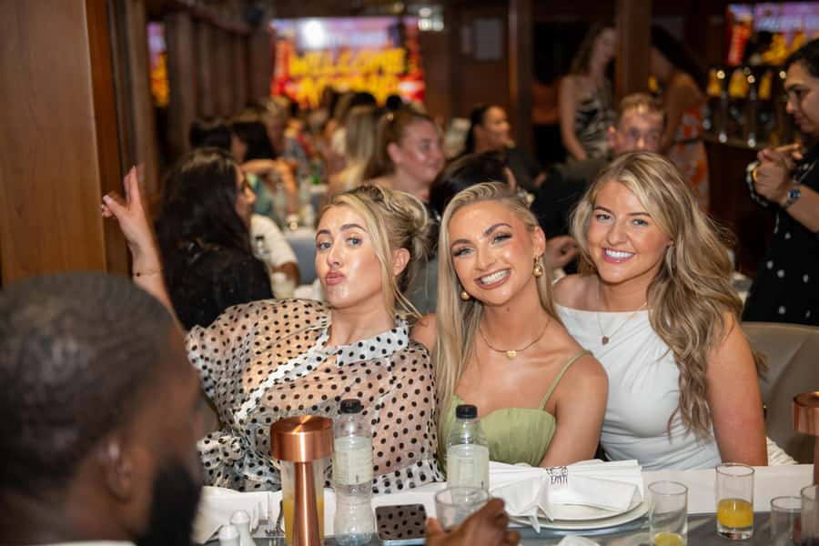 Dubai Marina: Luxury Dinner Cruise, Live Show, Open Bar & DJ - Boarding at Dubai Marina
