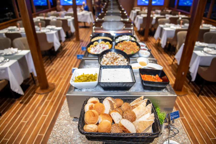 Dubai Marina: Luxury Dinner Cruise, Live Show, Open Bar & DJ - Choosing the right drinks package