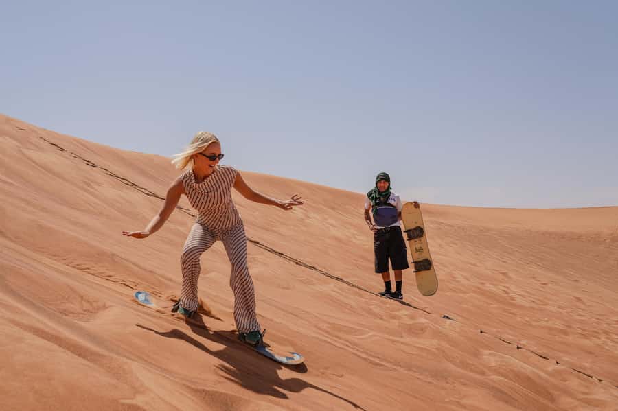 Dubai: Overnight Safari with Luxury Dome Stay & Stargazing - Falconry and Emirati traditions before dinner