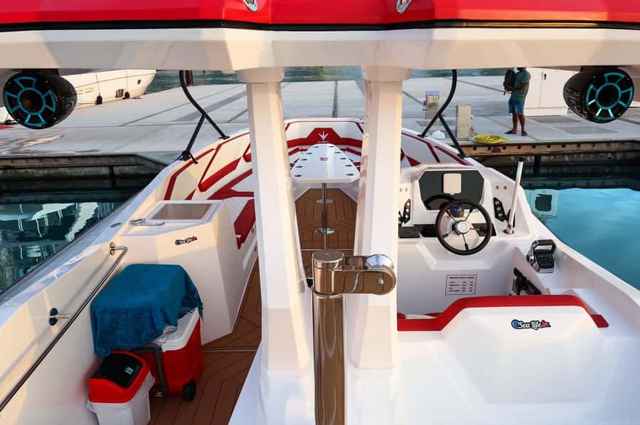 Dubai: Private Luxury Boat with Sightseeing Tour - Two hours for a better balance
