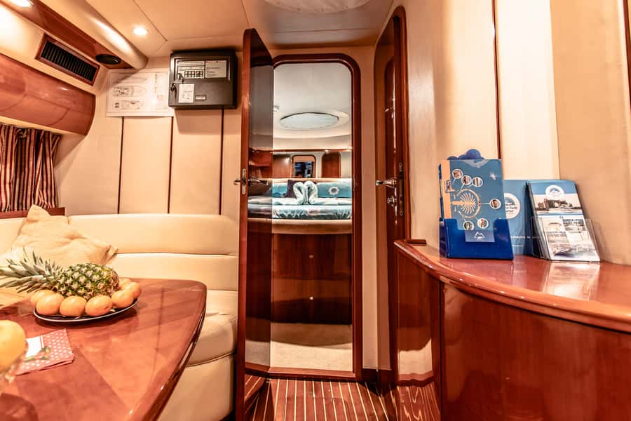 Dubai: Private Luxury Everest Yacht Cruise from Dubai Marina - Burj Al Arab and the Jumeirah Coast