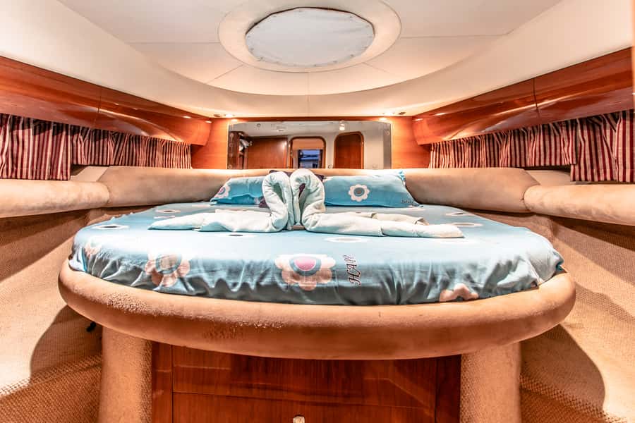 Dubai: Private Luxury Everest Yacht Cruise from Dubai Marina - Swimming, Fishing, and Time on Deck