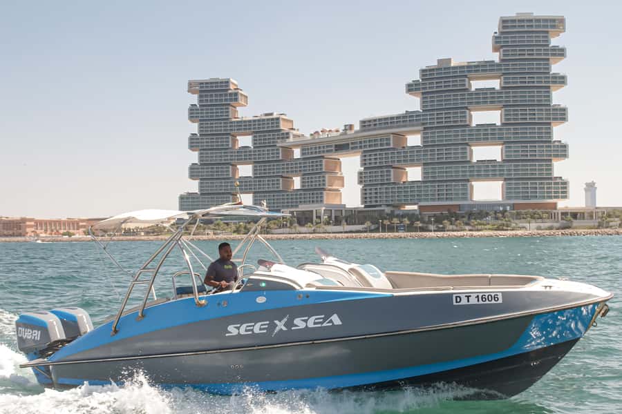 Dubai: Private Luxury Night Boat Tour - What the 80-minute route gives you