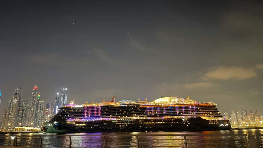 Dubai: Private Luxury Night Boat Tour - Finding the boat near Pier 7