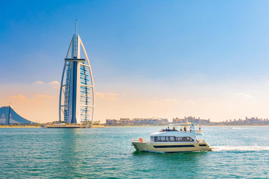 Dubai Waves & Dunes: Luxury Yacht Cruise w/ Red Dunes Safari - Sandboarding without a lesson