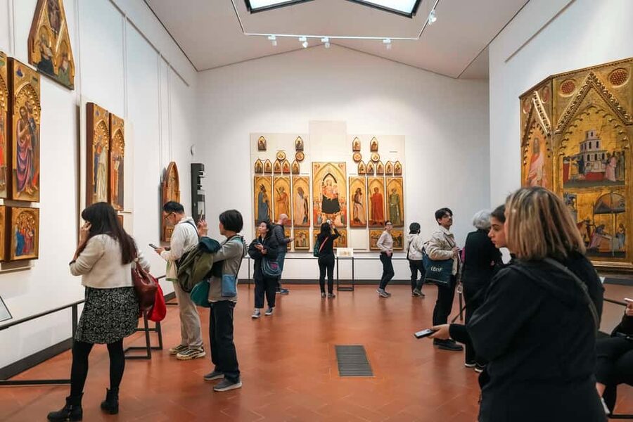 Florence: Uffizi Gallery Reserved-Entry VIP Tour - The Uffizi building and its corridor sculptures