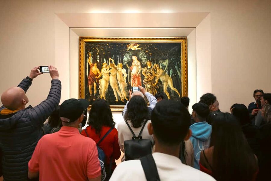 Florence: Uffizi Gallery Reserved-Entry VIP Tour - Leonardo da Vinci, Michelangelo, and the power of close looking