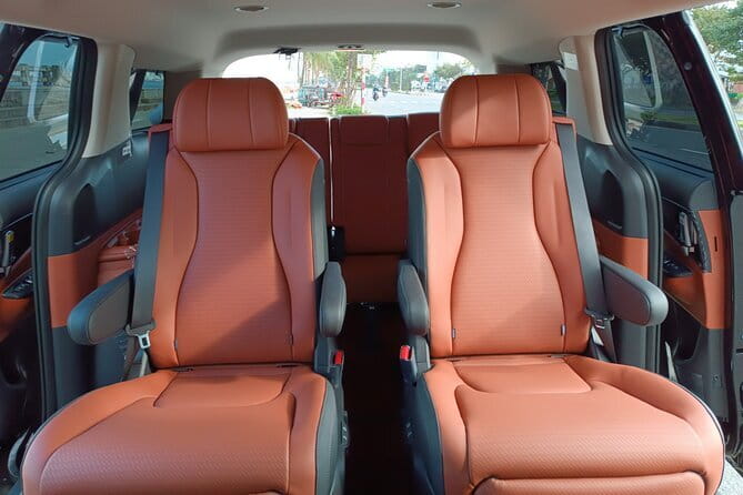 From Da Nang Airport to Hoi An Limousine Transfer Shuttle - The limousine setup and onboard extras