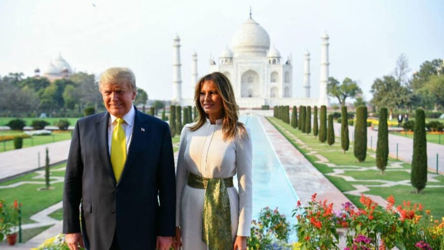 From Delhi: Deluxe Taj Mahal and Agra tour with Luxury Cars - Entering the Taj Mahal through the separate entrance