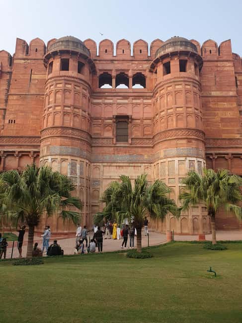 From Delhi: Deluxe Taj Mahal and Agra tour with Luxury Cars - Lunch at a five-star hotel