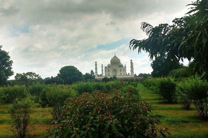 From Delhi : Luxury Taj Mahal Tour By Luxury Car- All Inclusive - A five-star lunch in the middle of the day