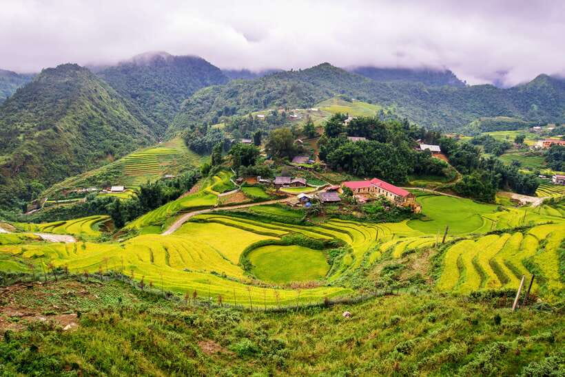 From Hanoi: 2-Day Sapa Trek Tour - Luxury Limousine Transfer - Choosing between a hotel and a Ta Van homestay