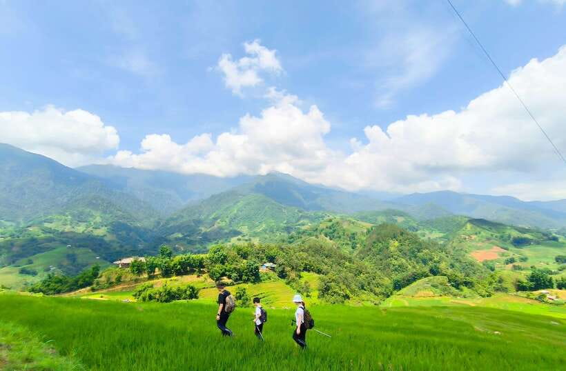 From Hanoi: 2-Day Sapa Trek Tour - Luxury Limousine Transfer - What the guide adds to the experience