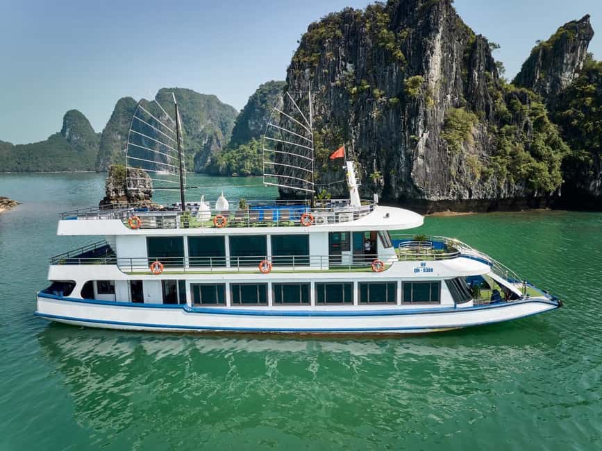 From Hanoi: Ha Long Bay 1 Day Tour With A Luxury Cruise - First views of Ha Long Bay and Hon Trong Mai