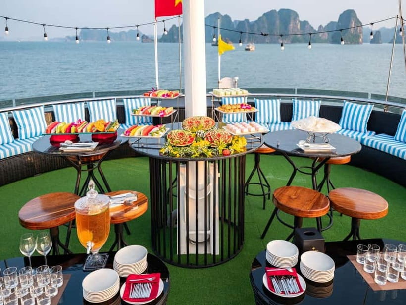 From Hanoi: Halong bay Luxury tour on 5 star cruise - Vietnamese lunch with a view