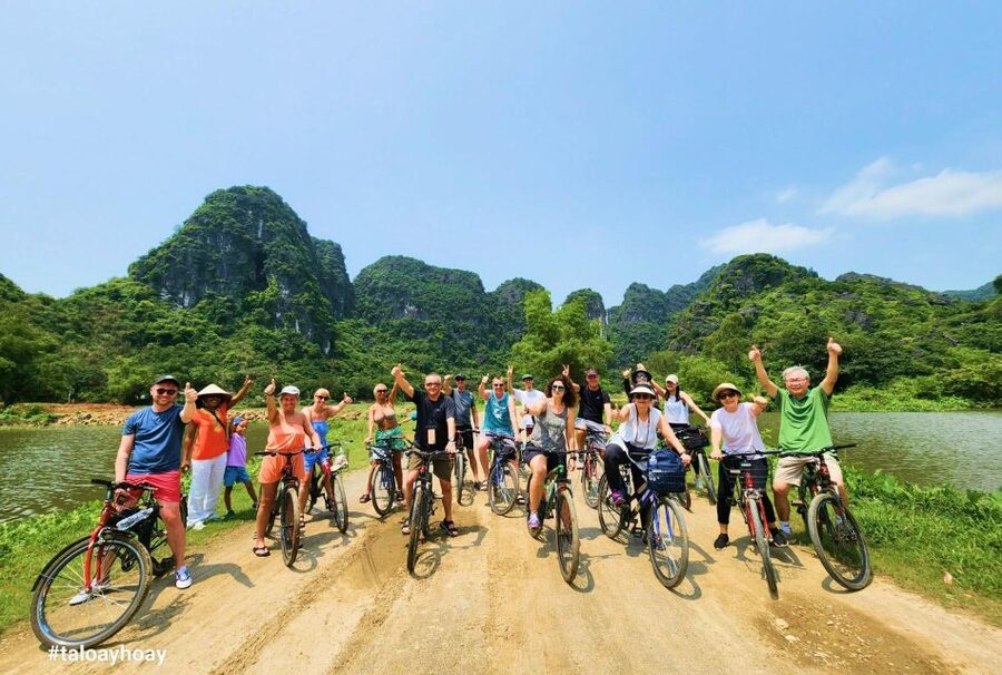 From Hanoi: Hoa Lu-Trang An-Mua Cave Luxury Trip w/Limousine - Two hours by boat in Trang An