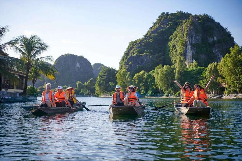 From Hanoi: Trang An, Hoa Lu & Mua Cave Full-Day Luxury Tour - The 500 steps at Mua Cave