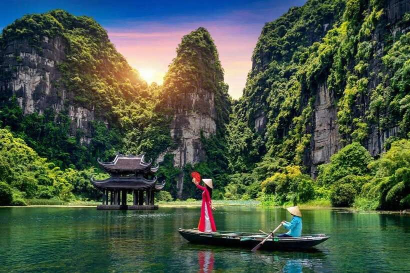 From Hanoi: Trang An, Hoa Lu & Mua Cave Full-Day Luxury Tour - Riding south in the 9 to 11-seat Limousine