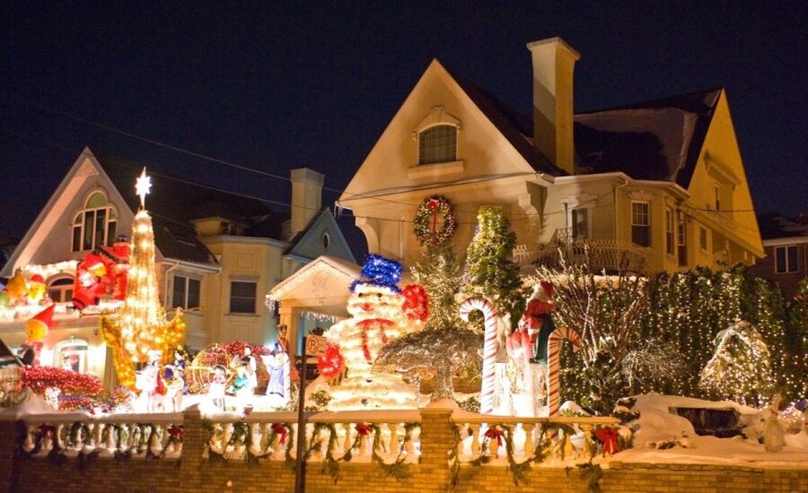 From Manhattan: 4-Hour Christmas Lights Luxury Bus Tour - Manhattan becomes part of the tour