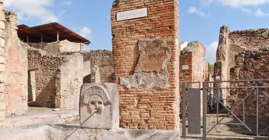 From Naples: Pompeii Ruins VIP Guided Tour - Getting from Naples to Pompeii without fuss