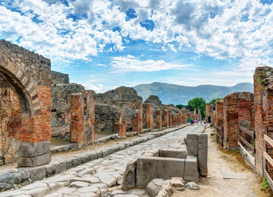 From Naples: Pompeii Ruins VIP Guided Tour - What the two-hour walking tour covers