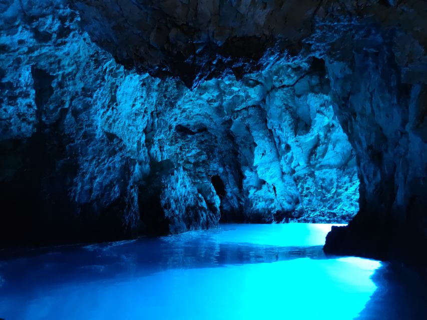 From Split: Luxury Cabin Boat Tour to The Blue Cave and Hvar - Morning coffee in Komiza