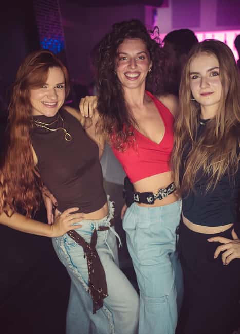 Fun explorers pub Crawl with 1 hour open bar and 3 VIP clubs - Key points to know before you book