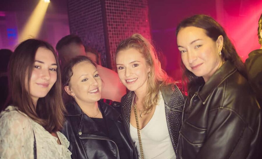 Fun explorers pub Crawl with 1 hour open bar and 3 VIP clubs - The first bar: introductions, games, and local drink tips