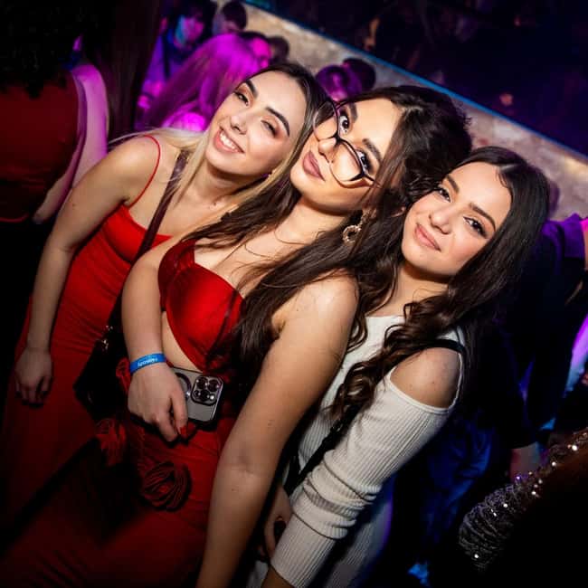 Fun explorers pub Crawl with 1 hour open bar and 3 VIP clubs - Three clubs with VIP entry and welcome shots