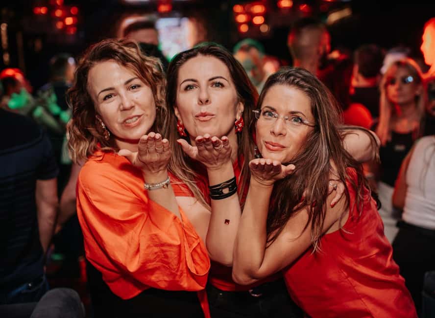 Fun explorers pub Crawl with 1 hour open bar and 3 VIP clubs - Meeting at Rynek Glowny 29-30
