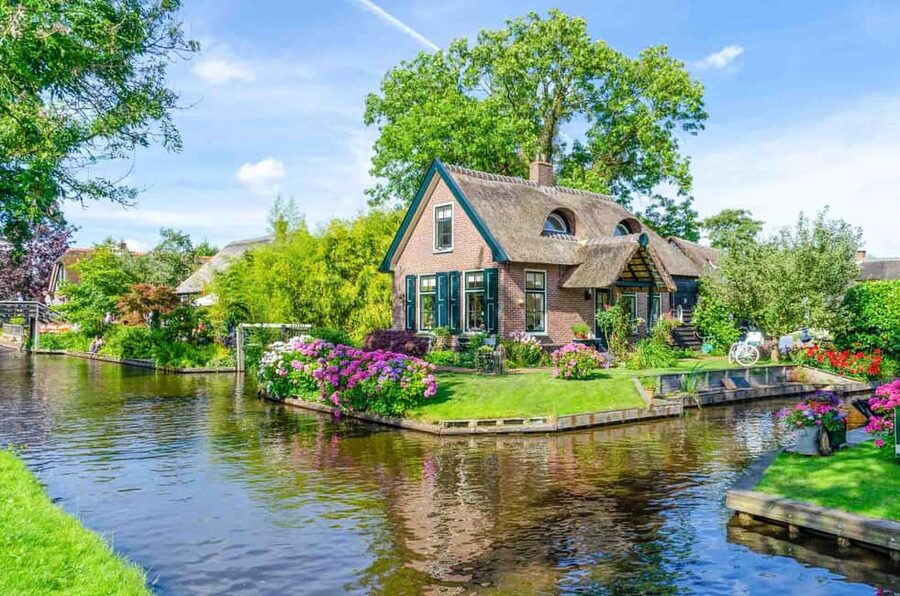 Giethoorn : Luxury Private open boat tour with local captain - The first canal stretch, bridges and thatched houses