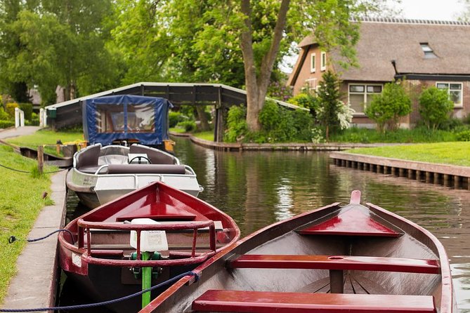 Giethoorn Private Tour Guide Giethoorn in luxury Jaguar S Type - The guide makes or breaks the day