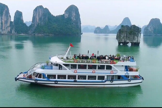 Ha Long bay Luxury cruise Day Trip - Lunch among Ha Long Bay’s famous rock formations