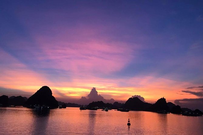 Halong Bay Full Day with Kayaking, Hiking viewpoint, Cave - Deluxe To Luxury - The guide makes a real difference