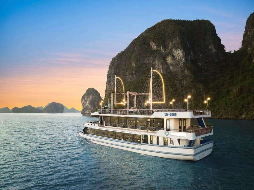 Halong Bay Luxury Cruise: Kayak&Swim,Cave, Party BEST SELLER - Titov Island for swimming or the hilltop view