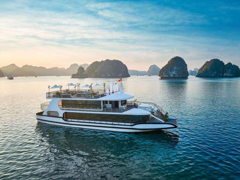 Halong Bay: Luxury Day Cruise with Buffet, Kayak, Swim - Lunch begins the six-hour cruise