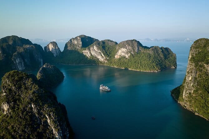 HALONG BAY LUXURY IRIS CRUISE DAY TRIP-BEST SELLER: Kayak, Music - Leaving Hanoi early for Ha Long Bay