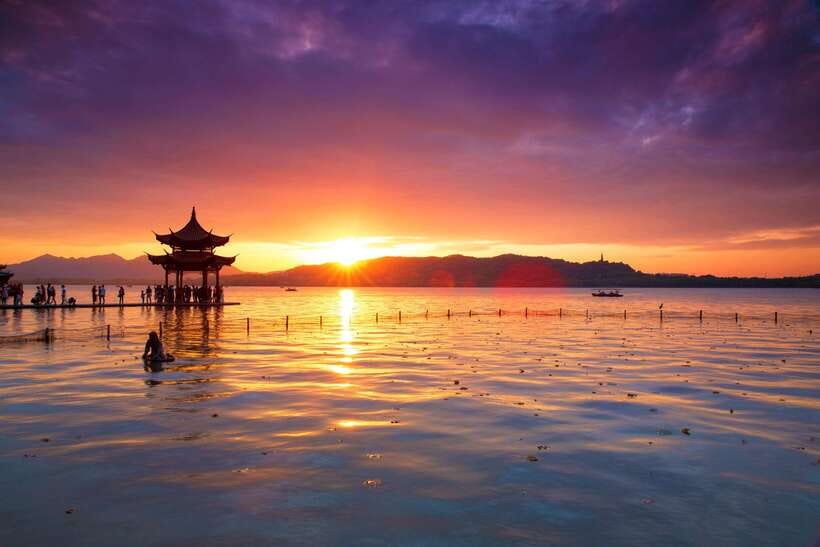 Hangzhou:Luxury West Lake Cruise+Santan Yinyue Island Ticket - Arriving at the Three Pools Mirroring the Moon