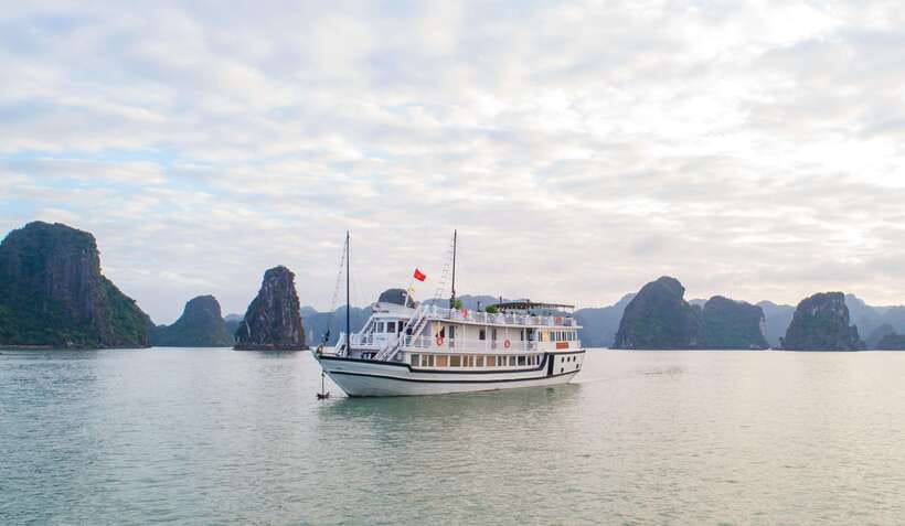 Hanoi: Ha Long Bay 2-Day 1-Night Tour by 4-star Luxury Junk - Sung Sot Cave and the early start on Day 2