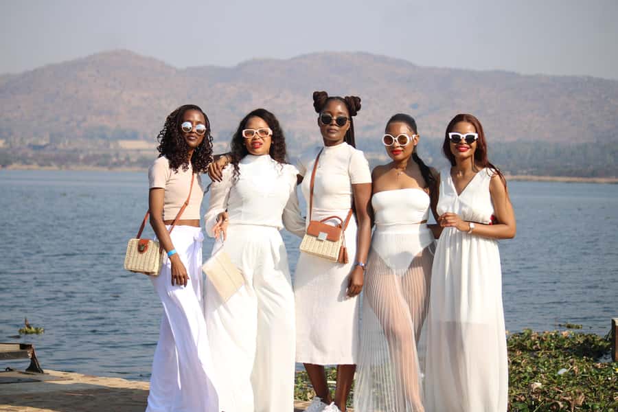 Hartbeespoort Dam: The Luxury Alba Boat Cruise with Food - Arriving with a drink before the boat leaves