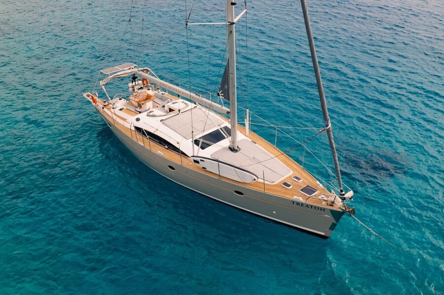 Heraklion: Dia Island Luxury Sailing Trip with Meal & Drinks - The crossing to protected Dia Island