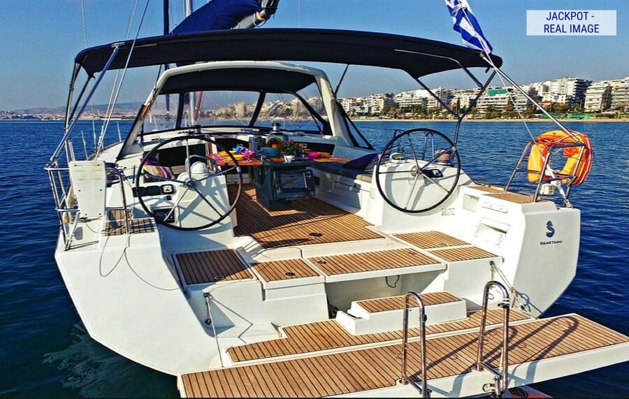 Heraklion: Dia Island Luxury Sailing Trip with Meal & Drinks - Lunch with shrimp pasta, Greek salad, and local drinks