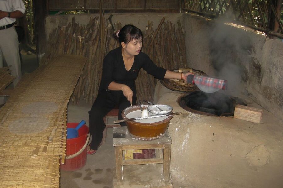Ho Chi Minh City: Cu Chi Tunnels Ben Duoc VIP Limousine Tour - What it feels like to enter the tunnels