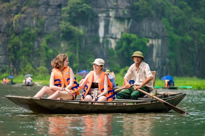 Hoa Lu - Tam Coc Luxury Small group 1D: Limousine bus, biking, boat trip, Lunch - Lunch and the pause before the river