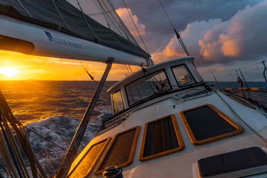 Hobart: Luxury Yacht Scenic Sailing Tour with Snacks - Boarding Helsal IV at King’s Pier Marina