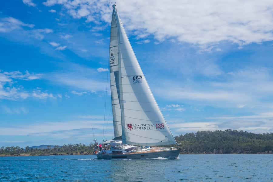 Hobart: Luxury Yacht Scenic Sailing Tour with Snacks - The first hour: leaving Hobart and finding the wind
